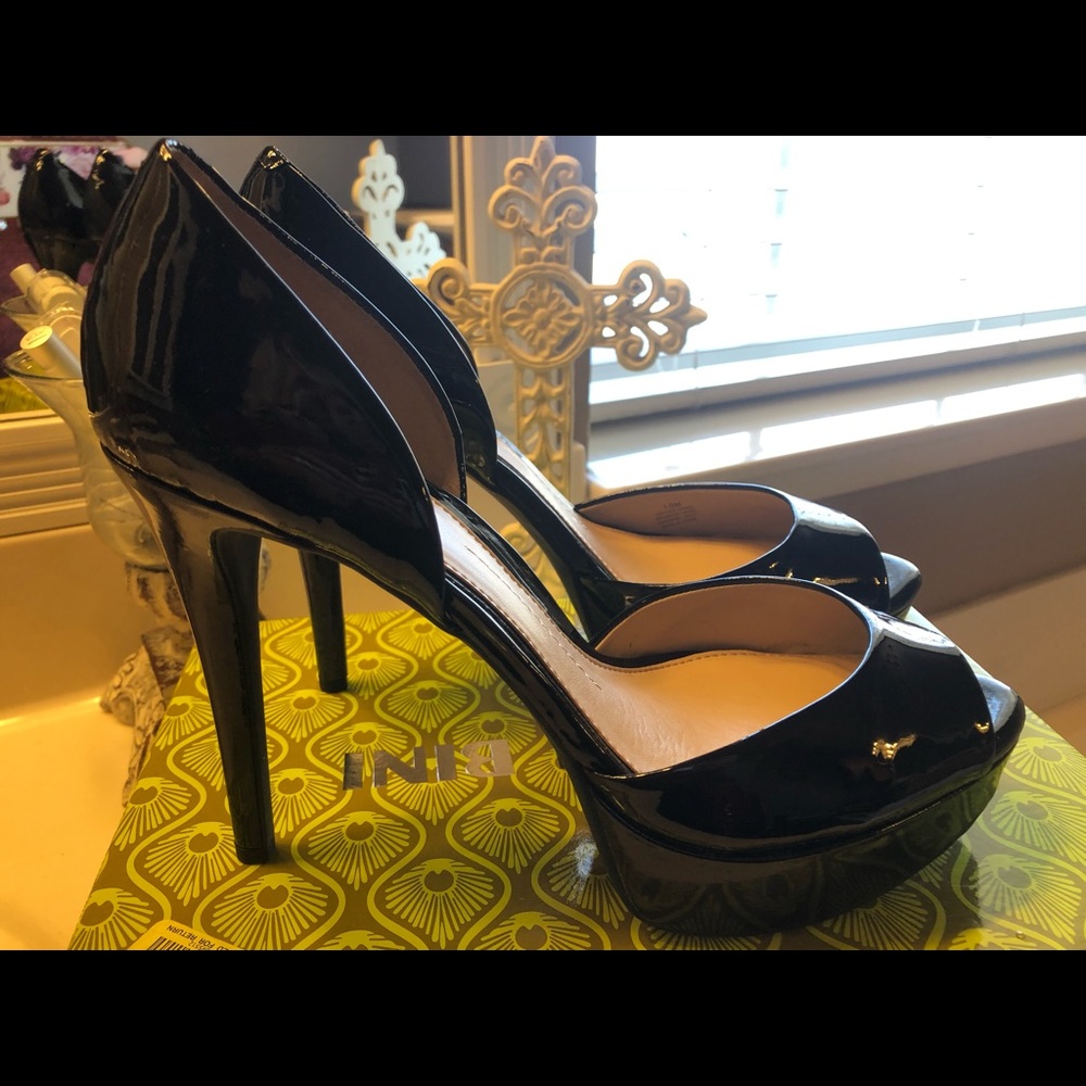 Gianni Bini Patent leather black platform heels
